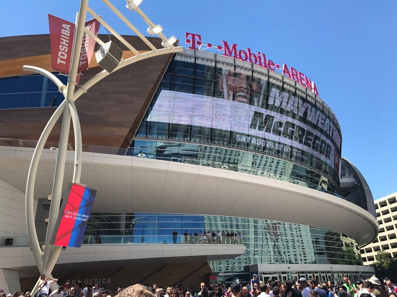 T-Mobile Arena exibe o anúncio da superluta entre Conor McGregor e Floyd Mayweather - Jorge Corrêa/UOL