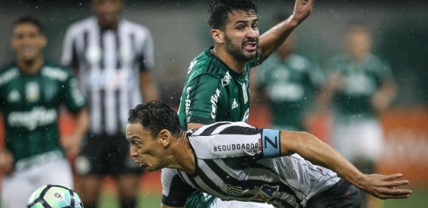 Ricardo Oliveira, do Santos, e Luan, do Palmeiras, durante disputa de bola no Allianz Parque - Ricardo Nogueira/Folhapress - Ricardo Nogueira/Folhapress