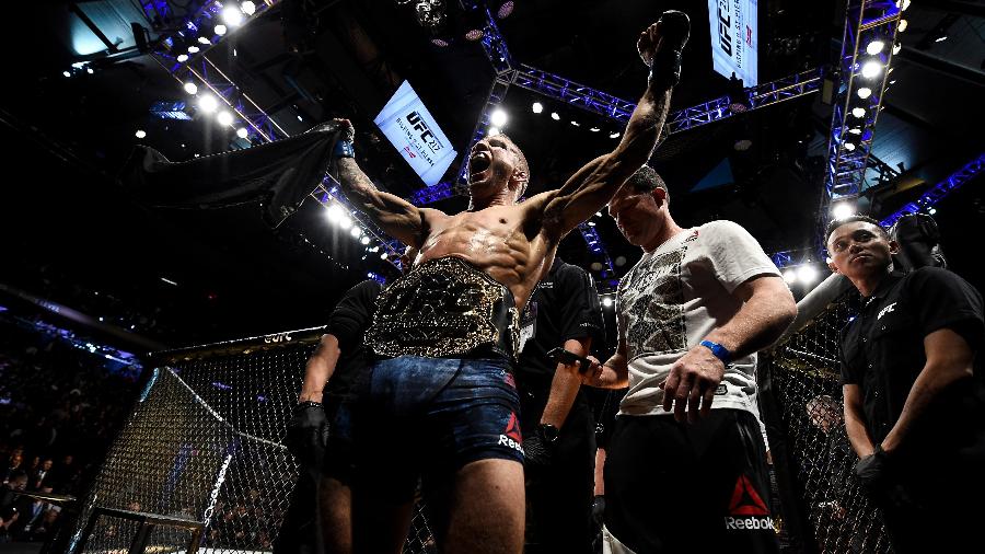 TJ Dillashaw exibe cinturão de campeão do UFC - Brandon Magnus/Zuffa LLC/Zuffa LLC via Getty Images