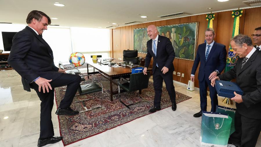 Jair Bolsonaro arrisca embaixadinhas em encontro com presidente da Fifa - Marcos Corrêa/PR