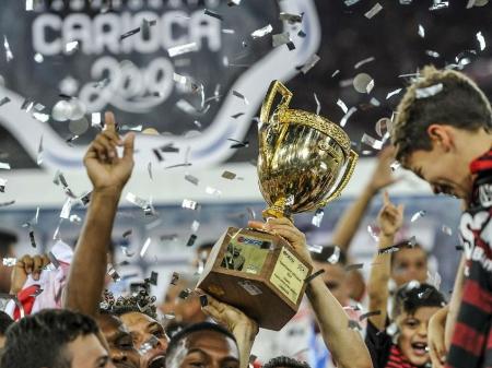 Troféu do Campeonato Carioca 2019 nas mãos dos jogadores do Flamengo - Alexandre Vidal / Flamengo