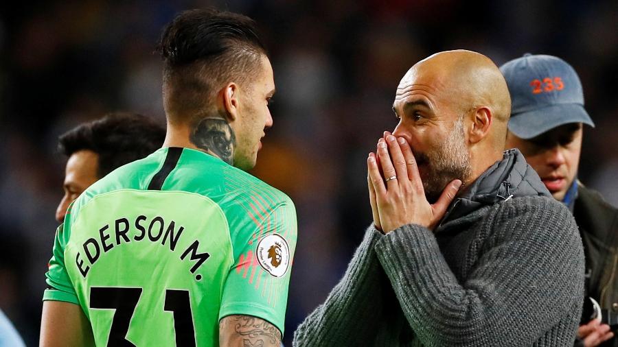 Pep Guardiola conversa com Ederson após vitória do Manchester City sobre o Leicester - Jason Cairnduff/Reuters