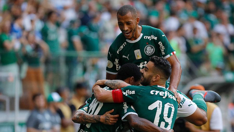 Jogadores do Palmeiras comemoram gol de Dudu contra o Bahia; equipe tenta voltar a vencer contra o Flamengo - Daniel Vorley/AGIF