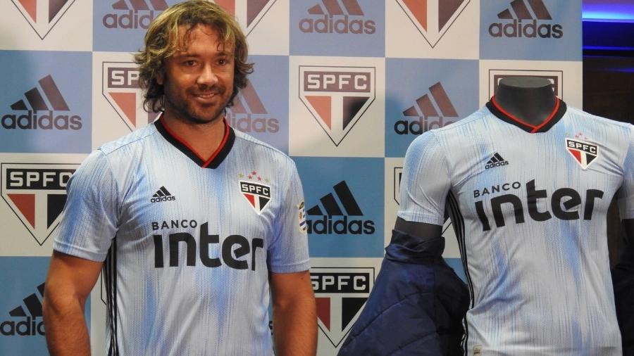 Diego Lugano posa com nova terceira camisa do São Paulo, que homenageia o Uruguai - reprodução/Twitter