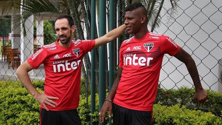 O experiente lateral espanhol Juanfran conversa com Arboleda durante treino do São Paulo - Rubens Chiri/saopaulofc.net