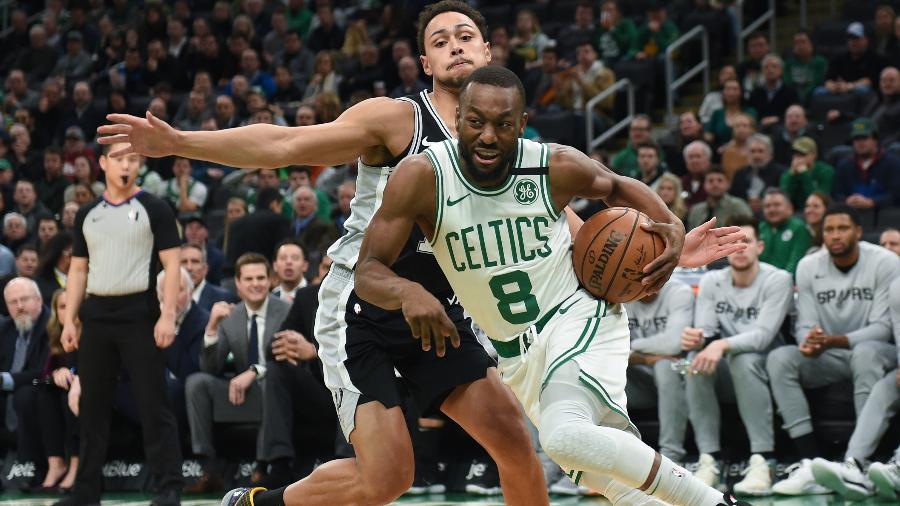 Kemba Walker, do Boston Celtics, passa pelo marcador Bryn Forbes, do San Antonio Spurs, durante jogo da NBA - Bob DeChiara/USA Today Sports