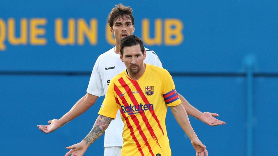 Lionel Messi e Javi Ribelles, durante amistoso entre Barcelona e Gimnastic de Tarragona - REUTERS/Albert Gea