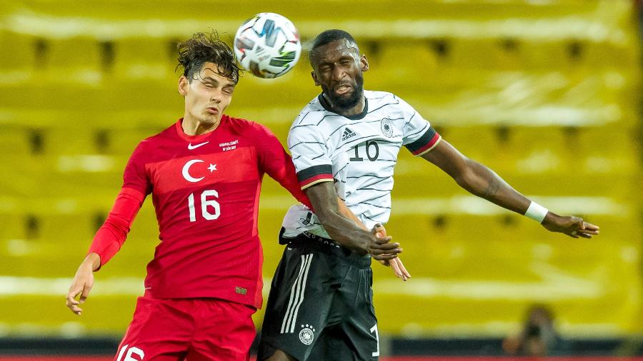 Rudiger e Uenal disputam a bola em amistoso entre Alemanha e Turquia - Mario Hommes/DeFodi Images via Getty Images