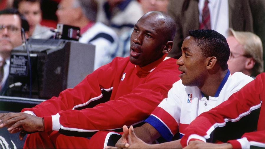 Isiah Thomas (esquerda) quer resolver diferenças com Michael Jordan (direita) na TV, segundo jornal - Nathaniel S. Butler/NBAE via Getty Images