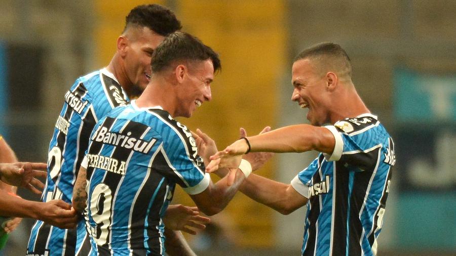 Jogadores do Grêmio comemoram gol de Ferreira contra o Guaraní (PAR) na Copa Libertadores - Silvio Avila - Pool/Getty Images