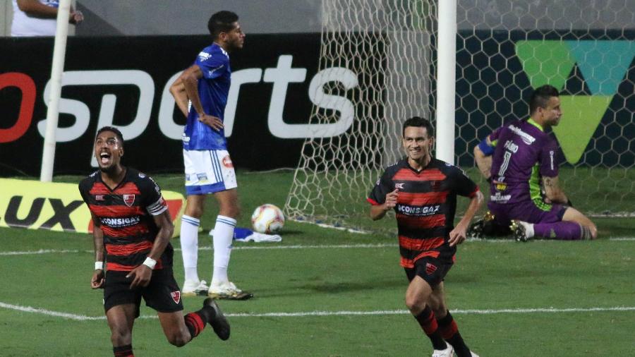 Jogadores do Oeste comemoram gol marcado contra o Cruzeiro em jogo da Série B - Fernando Moreno/AGIF