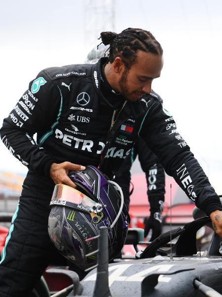 Lewis Hamilton segura o capacete após vitória no GP de Istanbul - Clive Mason/Getty Images