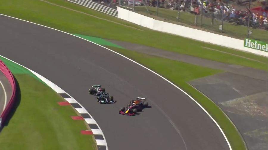 Max Verstappen leva a pior em toque com Lewis Hamilton, roda e abandona GP de Silverstone de F1 - Reprodução/F1
