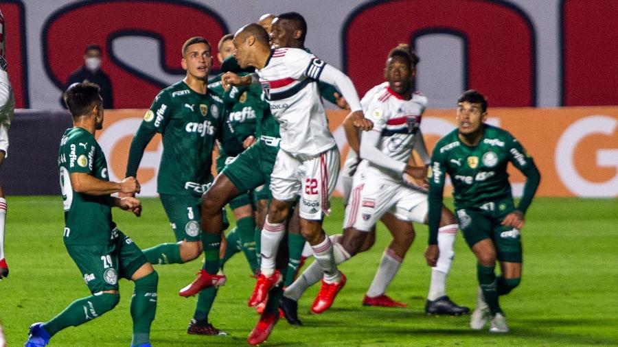 Lance com participação de Miranda que resultou em gol aulado do São Paulo em jogo contra o Palmeiras - ADRIANA SPACA/FRAMEPHOTO/FRAMEPHOTO/ESTADÃO CONTEÚDO