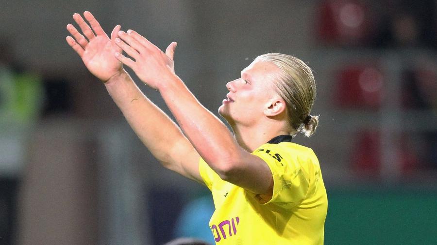 Haaland marcou três gols na partida do Borussia Dortmund contra o Wehen Wiesbaden - DANIEL ROLAND/AFP