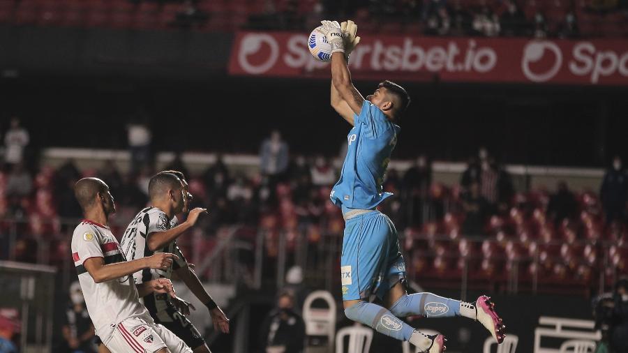 João Paulo intercepta cruzamento, na partida entre São Paulo e Santos - Ettore Chiereguini/AGIF