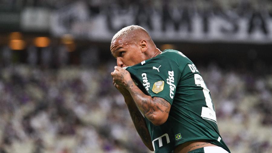 Deyverson, jogador do Palmeiras, comemora seu gol durante partida contra o Ceará - Kely Pereira/AGIF