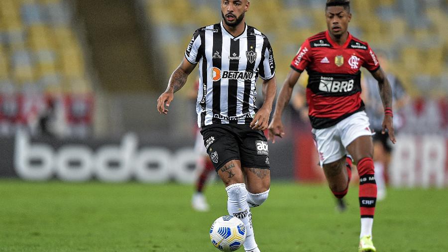 Nathan Silva e Bruno Henrique no jogo entre Flamengo e Atlético-MG - Thiago Ribeiro/AGIF