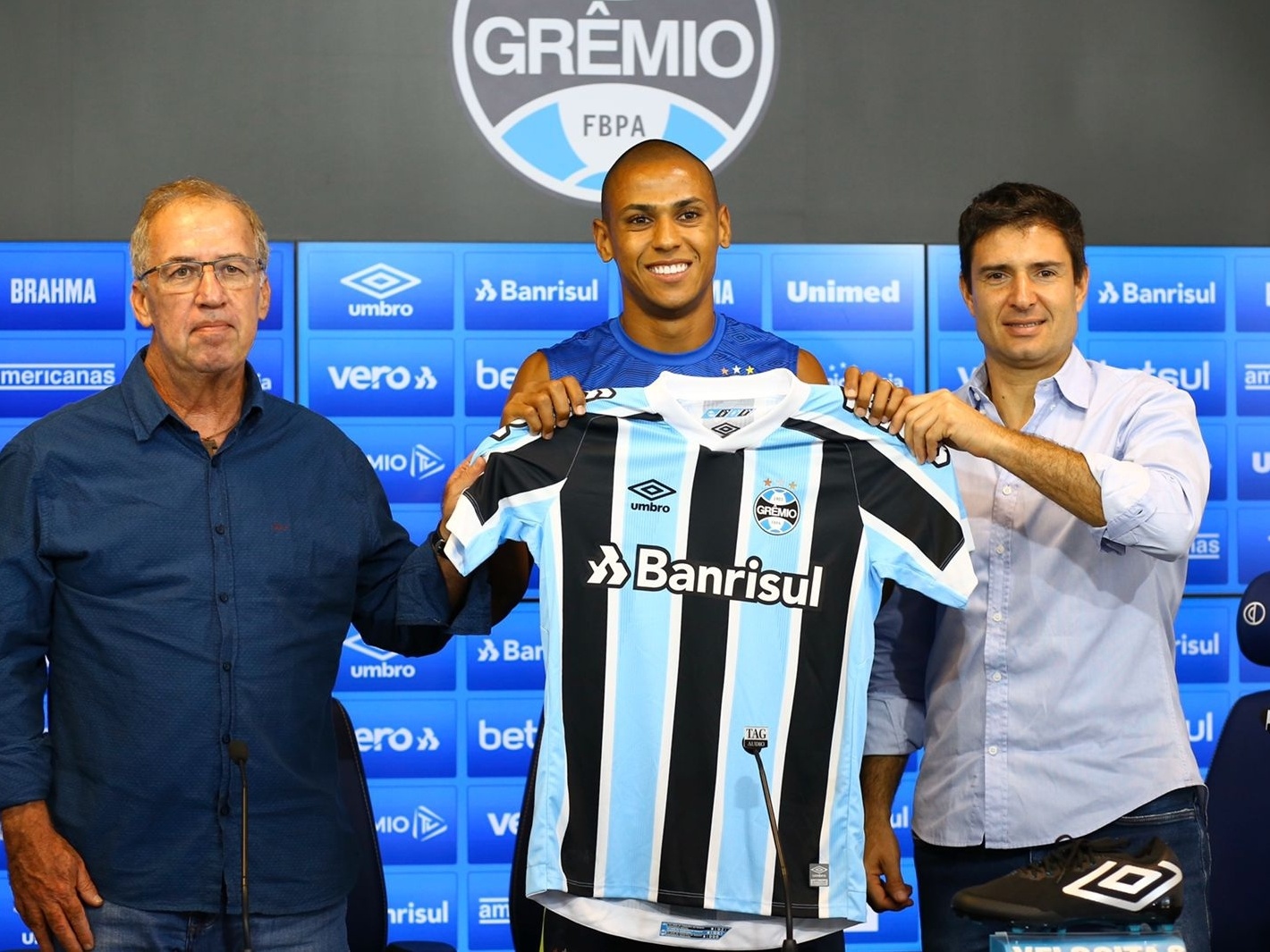 Campeão mundial pelo Grêmio chega ao RS para cirurgia: Com toda a