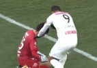 Damião marca e depois consola goleiro por falha em jogo da J.League - Reprodução/Twitter
