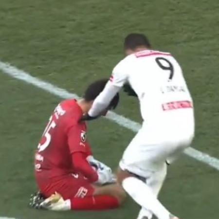 Leandro Damião consola goleiro adversário após gol - Reprodução/Twitter