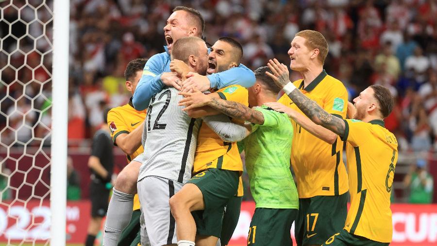 Jogadores da Austrália celebram classificação do país para a Copa do Mundo após vitória nos pênaltis sobre o Peru - Mohammed Dabbous/Reuters