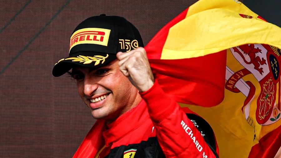 O espanhol Carlos Sainz comemora sua primeira vitória na F1, no GP da Inglaterra, em Silverstone - Reprodução