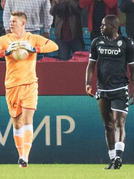 Nubel (goleiro, à esq.) e Sarr (zagueiro, à dir.) defendem o Monaco diante do Trabzonspor - Reprodução/AS Monaco