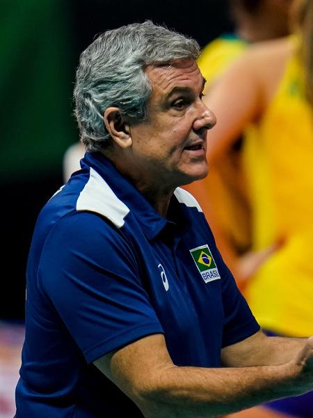 José Roberto Guimarães gesticula durante Brasil x Sérvia, final do Mundial de Vôlei - Rene Nijhuis/Orange Pictures/BSR Agency/Getty Images