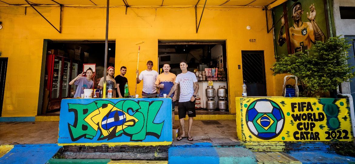 Amigos de Gabriel Jesus seguem fazendo a decoração de Copa no Peri - Mariana Pekin/UOL