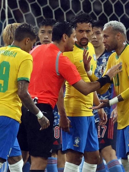 Alireza Faghani discute com jogadores da seleção brasileira durante amistoso contra o Japão, em 2022 - ISSEI KATO/REUTERS