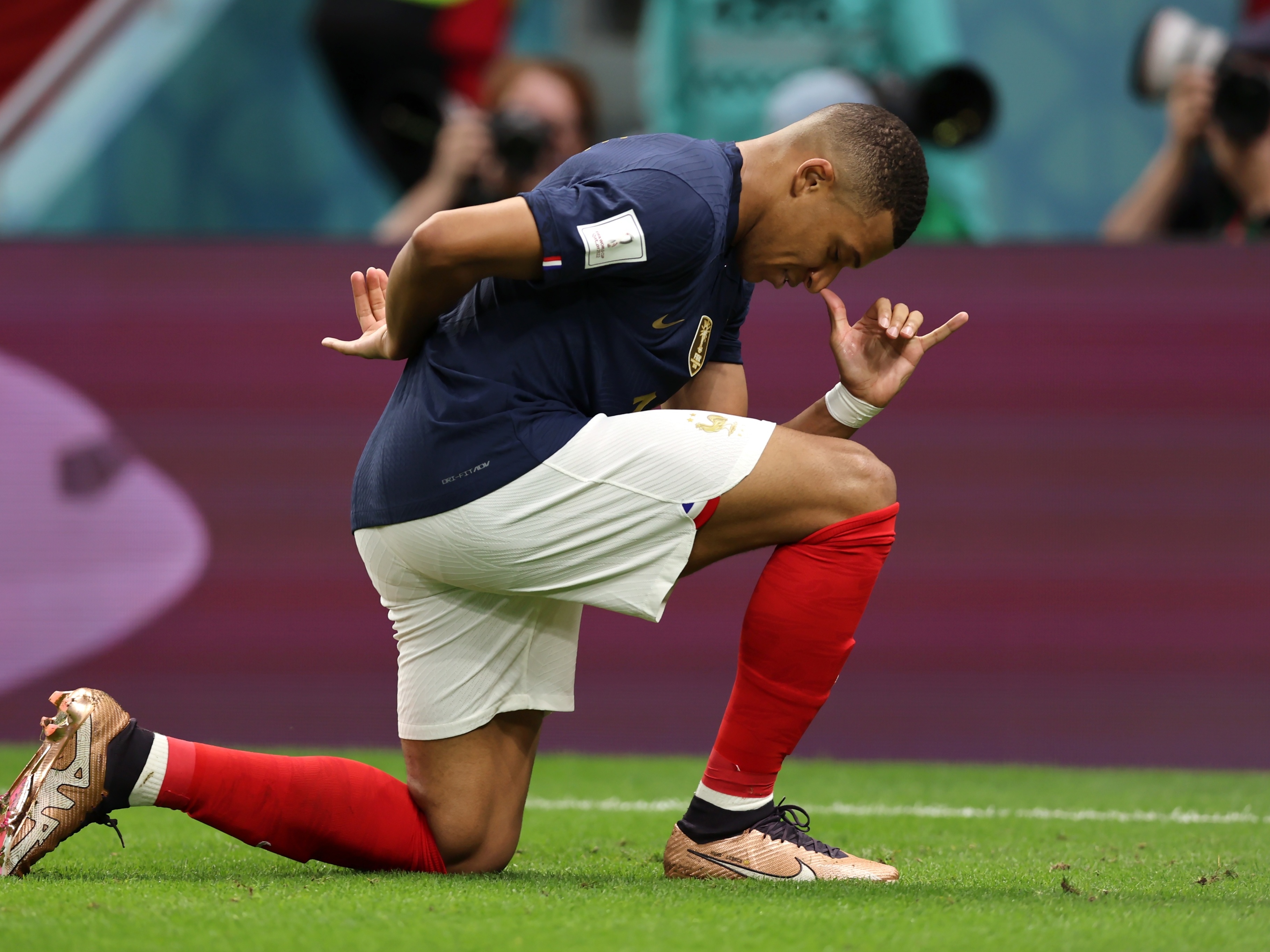 Mbappé vai além dos gols e, em meio a protesto e polêmicas, mostra outra  faceta em 2022