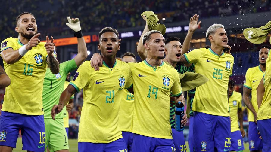 Rodrygo e Antony comemoram com companheiros a vitória do Brasil na Copa do Mundo - ANP via Getty Images