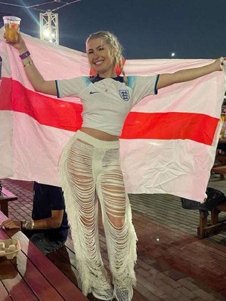 Astrid Wett, modelo do OnlyFans, torcendo para a seleção da Inglaterra na Copa do Qatar - Divulgação/Instagram