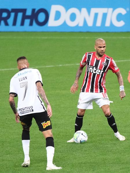 Luan e Daniel Alves em ação na última vez em que o Corinthians venceu o São Paulo, na Arena - Daniel Vorley/AGIF