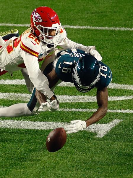 Jogadores de Kansas City Chiefs e Philadelphia Eagles durante o Super Bowl LVII