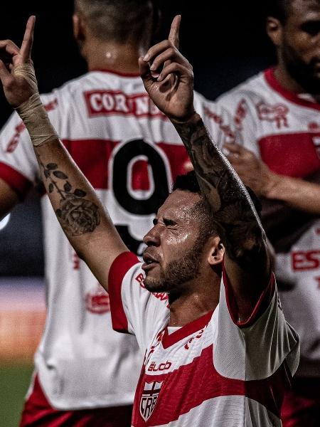 Renato comemora um de seus gols contra o Operário-MS - Francisco Cedrim/CRB