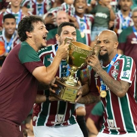 Diniz, Nino e Felipe Melo, do Fluminense, levantam taça de campeão carioca - Jorge Rodrigues/AGIF