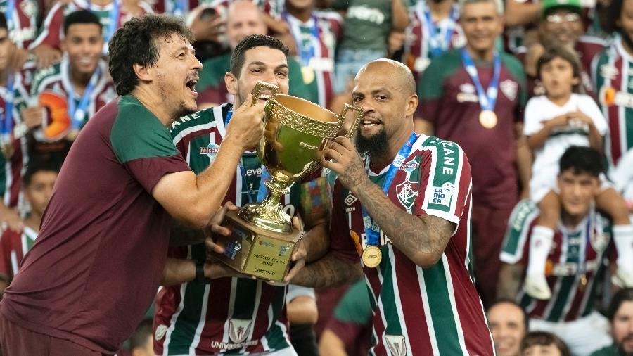 Fernando Diniz, Nino e Felipe Melo levantam taça de campeão carioca 2023: bicampeonato