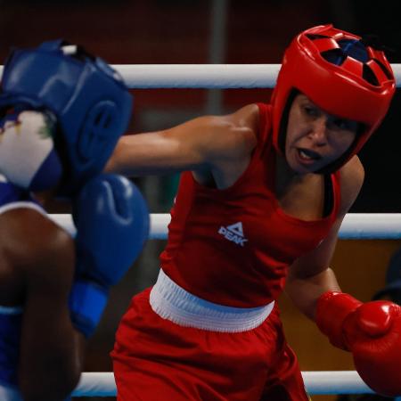 Carol Naka, do Brasil, em luta de boxe contra Kathreen Sterling no Pan 2023