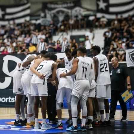 Elenco do Botafogo antes da partida contra o Pato Basquete no NBB