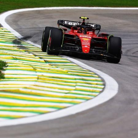 Carlos Sainz, da Ferrari, durante treino livre para o GP do Brasil de Fórmula 1 em 2023