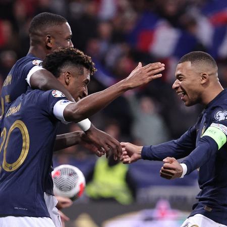 Coman comemora com Mbappé após marcar no jogo da França contra Gibraltar, pelas Eliminatórias da Euro
