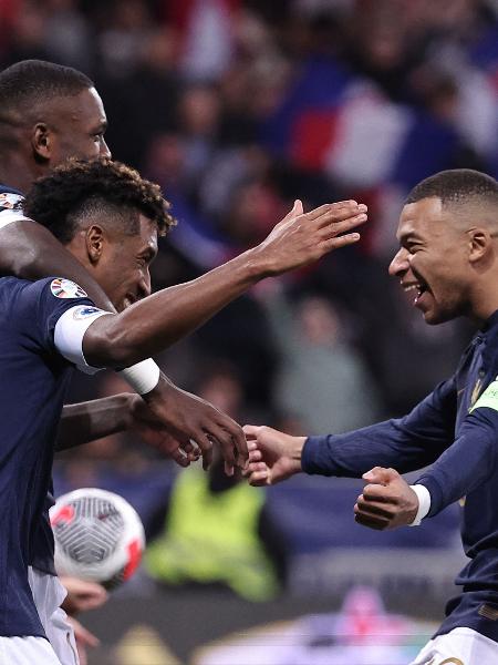 Coman comemora com Mbappé após marcar no jogo da França contra Gibraltar, pelas Eliminatórias da Euro