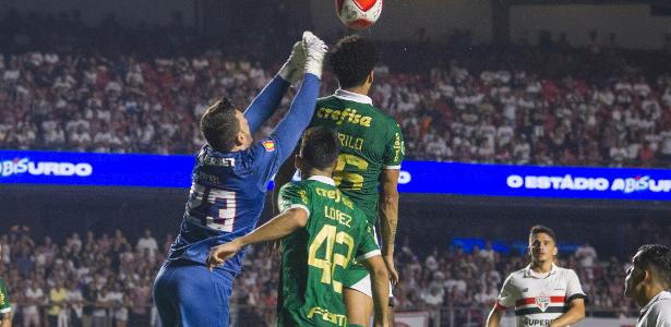 Federação analisa VAR de pênalti a favor do Palmeiras no clássico.