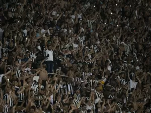 Yara: Torcedor do Botafogo conta como levou taça de campeão para bar; veja