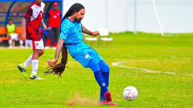 Aedan Scipio, atacante de Anguilla, durante partida contra o Suriname, pelas Eliminatórias para a Copa do Mundo