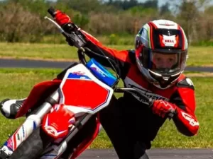 Acidente em Interlagos: crianças podem dirigir motos que atingem 150 km/h?