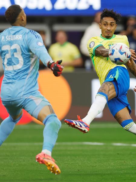 Raphinha tenta superar Sequeira, goleiro da Costa Rica, durante estreia do Brasil na Copa América