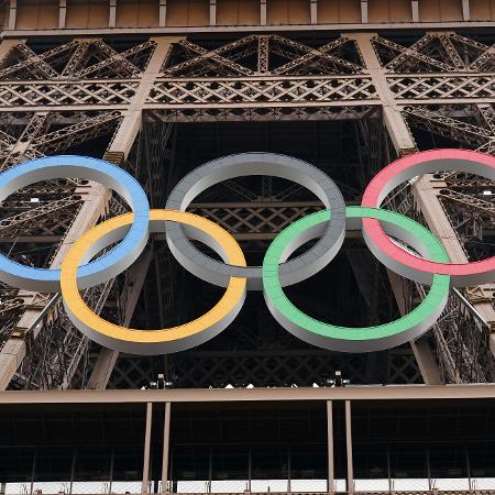 Torre Eiffel decorada com os anéis olímpicos para os Jogos Paris 2024